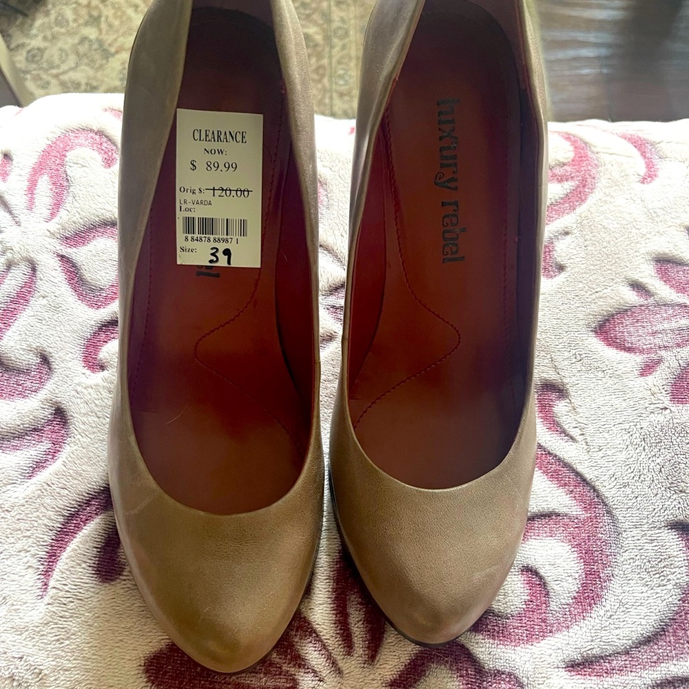 Size 8.5 Luxury Rebel High Heel Pumps